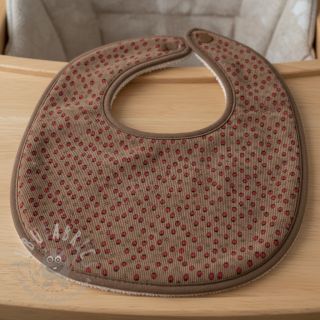 Rastezljivi baršun STRETCH Little strawberries taupe