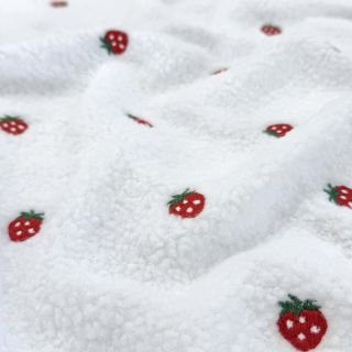 Tkanina za kapute TEDDY EMBROIDERY Strawberries white